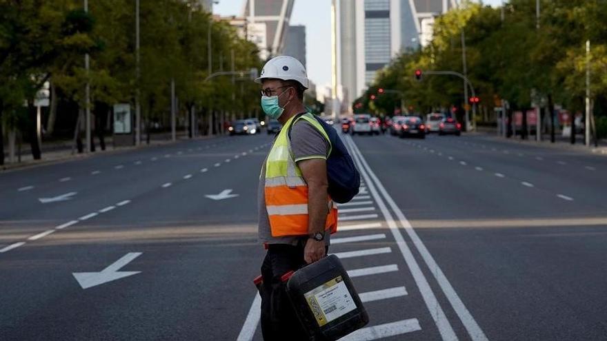 Un trabajador cruza una Castellana inusualmente vacía en Madrid, este miércoles.