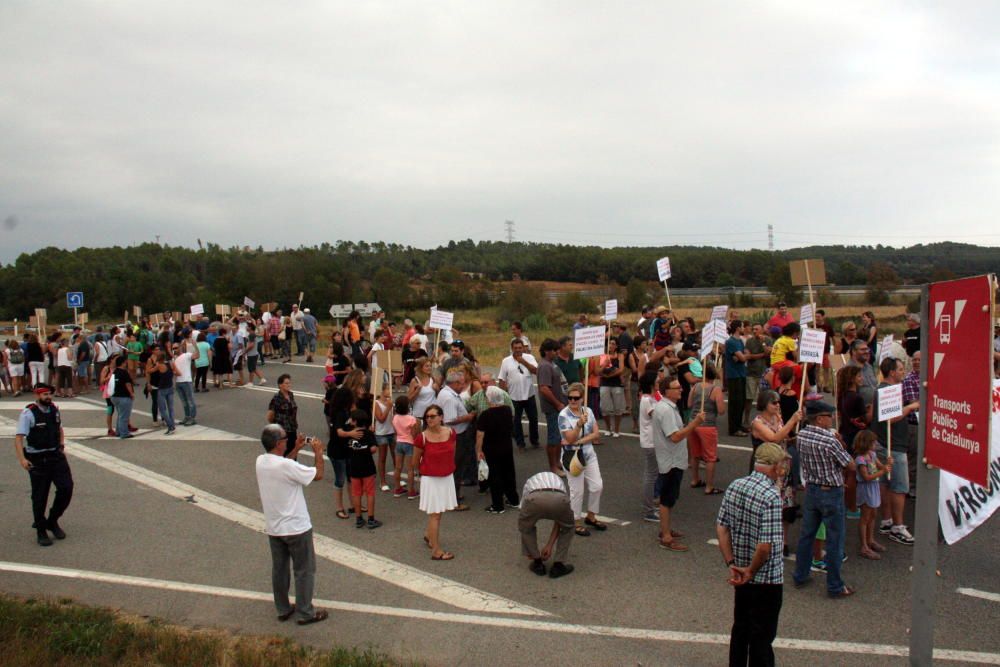 Més d'un centenar de persones tornen a tallar la N-II