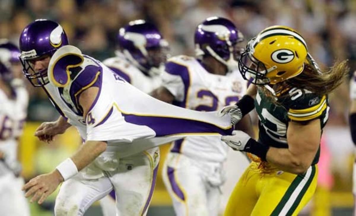Un jugador dels Green Bay Packers intenta tirar-ne a terra un altre dels Minnesota Vikings durant un partit de la Lliga de Futbol Nacional nord-americà.