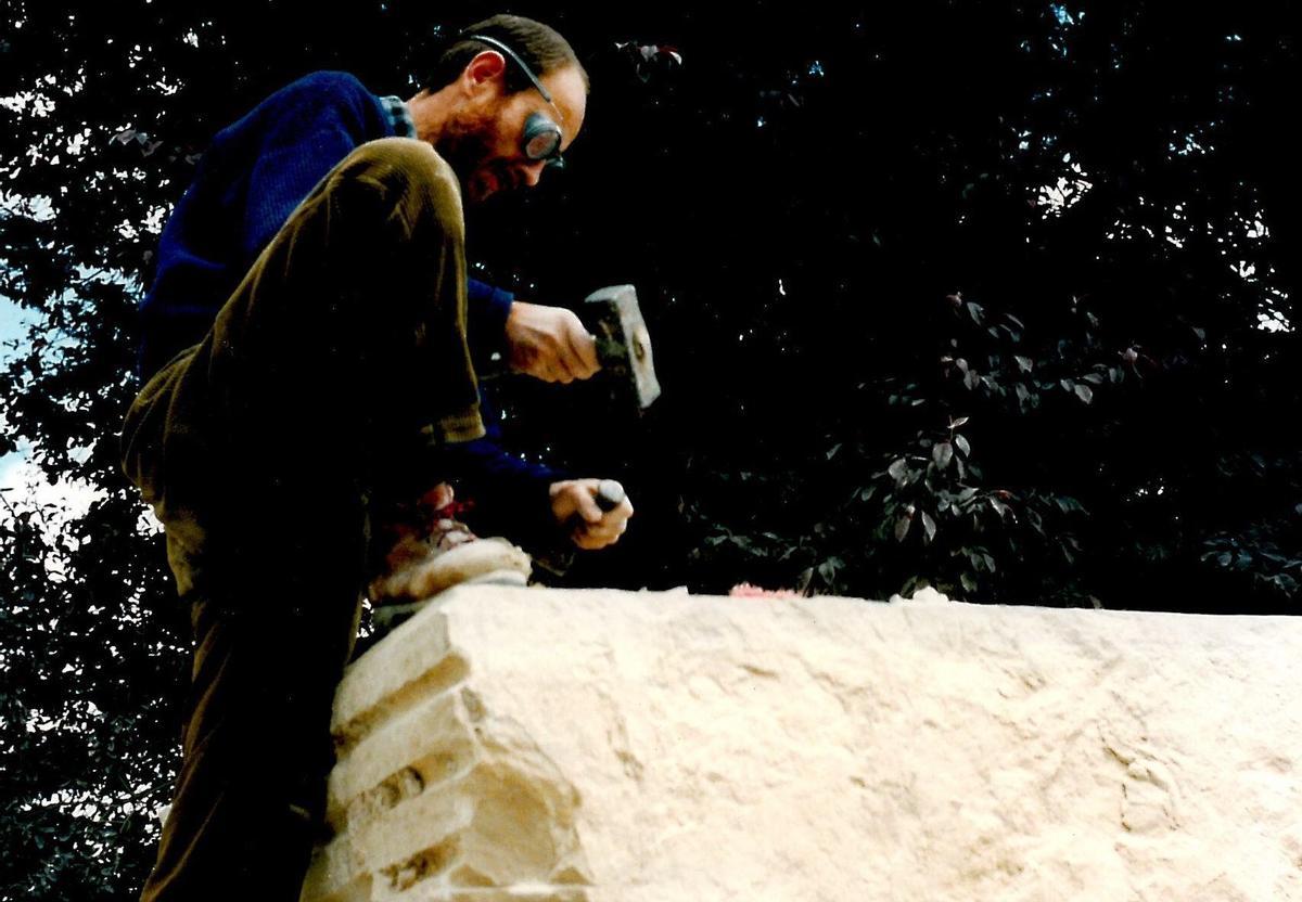 Sala, dècades enrere, treballant amb una pedra de grans dimensions, fet que l’ha ajudat a polir la seva tècnica