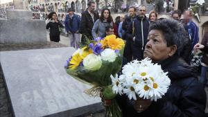 Yolanda deposita un ramo de margaritas en el féretro de su amigo José, este martes en Barcelona.