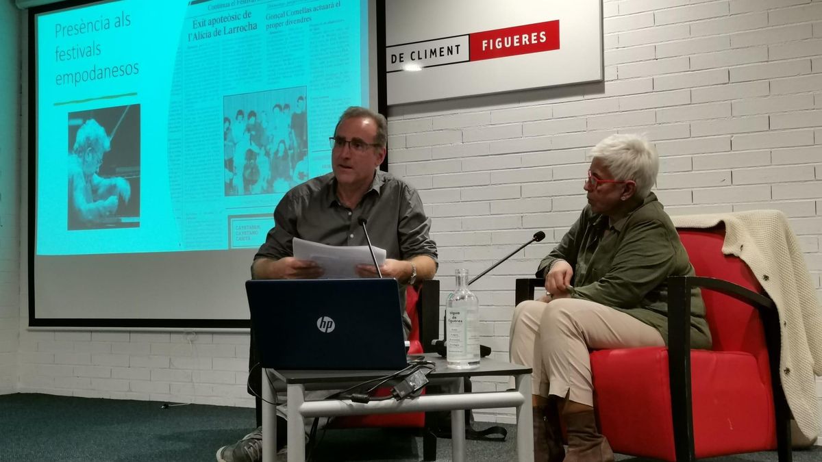 El musicòleg Miquel Alsina i Alícia Torra, a la biblioteca de Figueres.