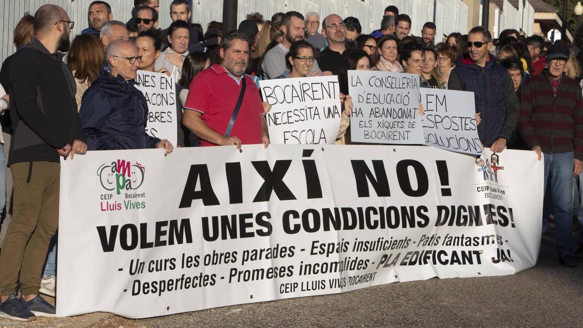 Protesta de la AMPA del colegio de Bocairent por las obras paralizadas, en octubre pasado.