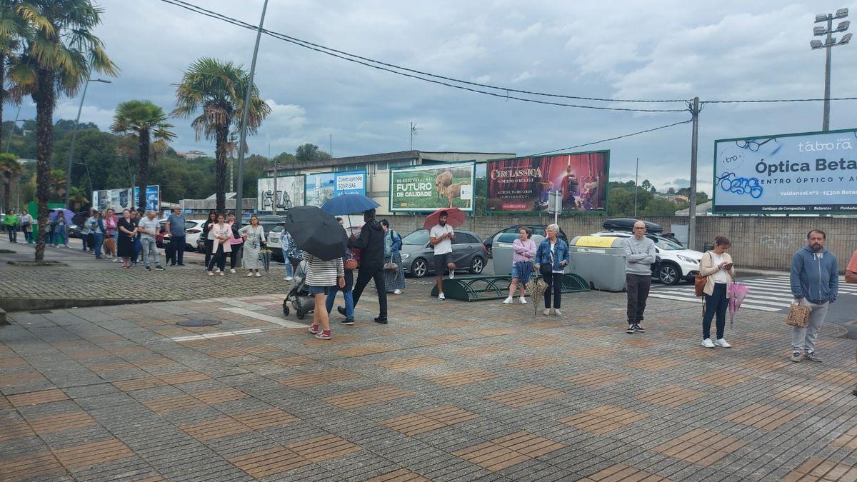 Cola para abonarse en el complejo deportivo de O Carregal