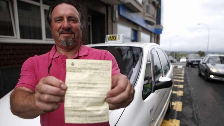 José Luis Fontenla, ayer, con la sanción por estacionamiento indebido con la que discrepa.