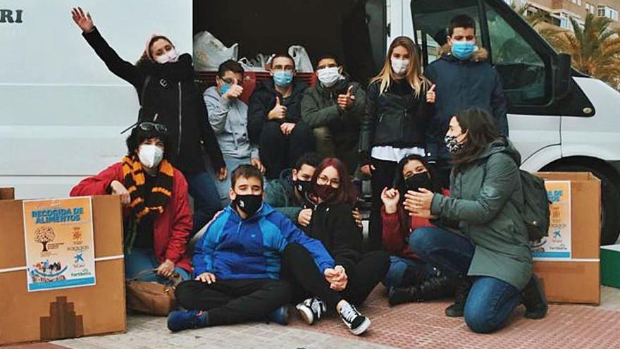 Otro momento de la campaña de recogida de alimentos. | LEVANTE-EMV