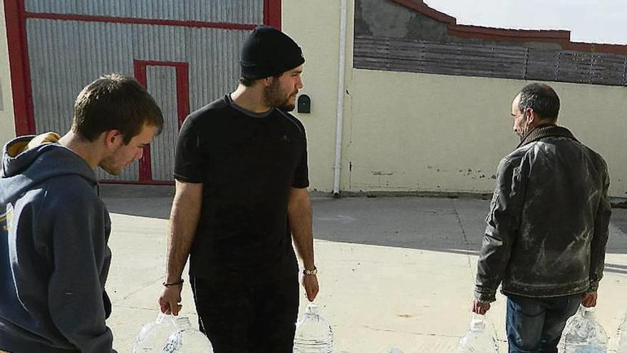 Suministro de agua con garrafas durante el pasado verano.