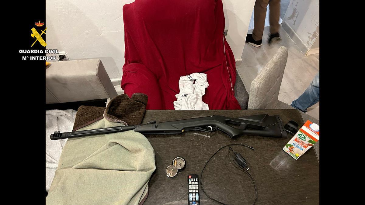 Una de las armas intervenidas durante uno de los registros.