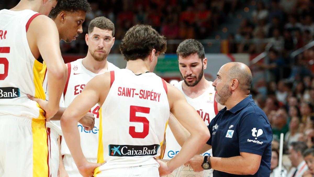 Chus Mateo dando instrucciones a sus jugadores