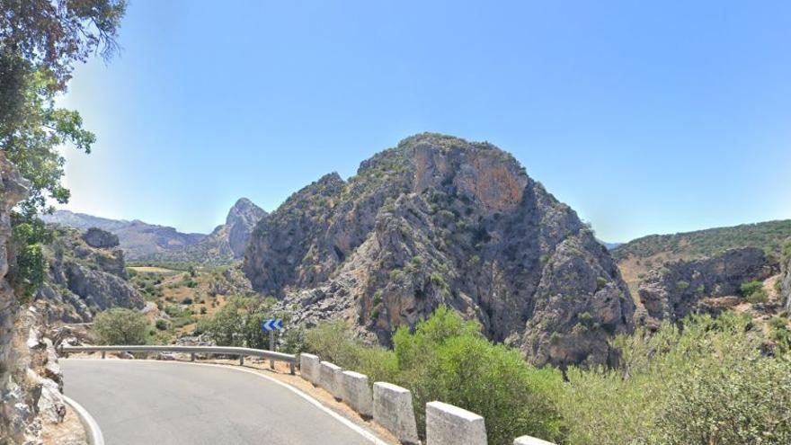 Una curva de la carretera MA-8403.