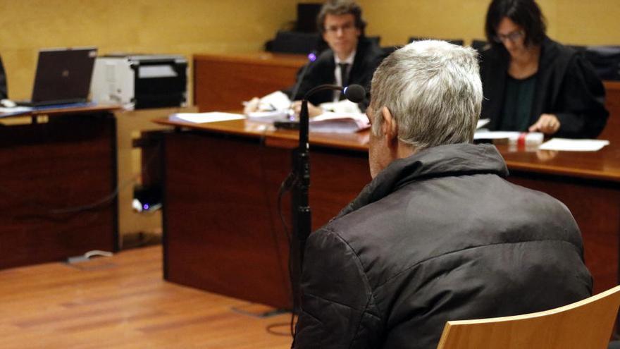 El processat, assegut a la banqueta de l&#039;Audiència de Girona