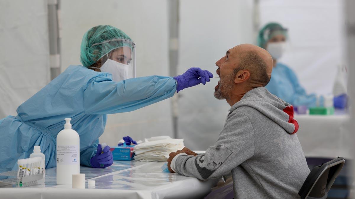 El estudio de seroprevalencia concluye que el 5,2% de la población ha padecido el coronavirus. En la foto, una sanitaria hace un frotis bucal a un vecino de Ordizia (Guipúzcoa), en una carpa instalada en el parque Barrena.