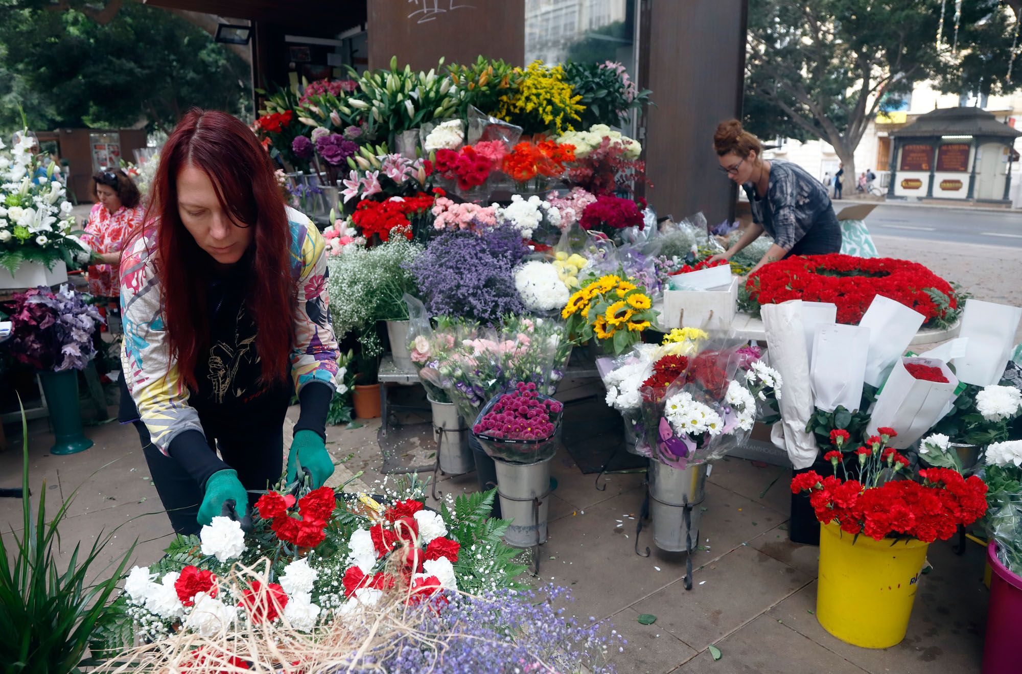 Venta de flores en Málaga de cara al 1 de noviembre, Día de Todos los Santos