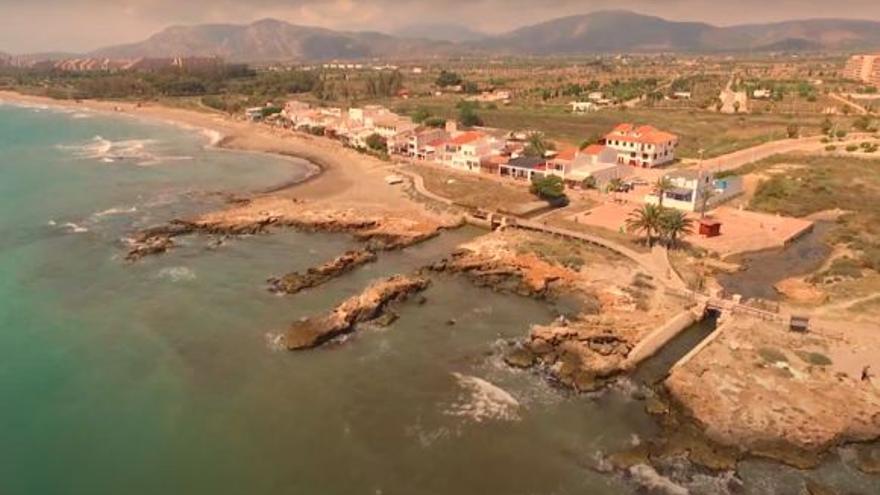 El expediente de Costas pone en jaque la pervivencia del poblado marítimo de Torre la Sal, donde algunas casas son centenarias.