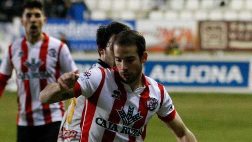 Iñaki controla el balón, en un partido anterior.