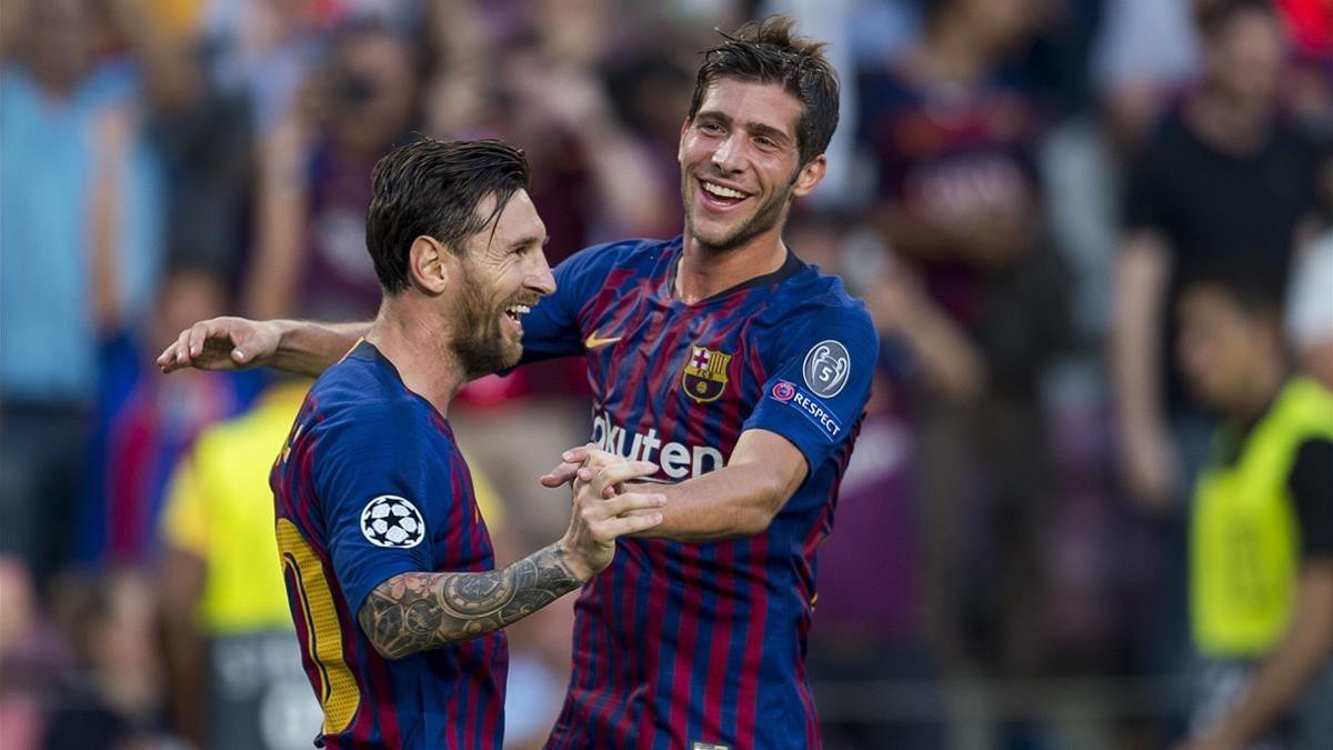 Messi, felicitado por Sergi Roberto después de marcar el primer gol del Barça ante el PSV.