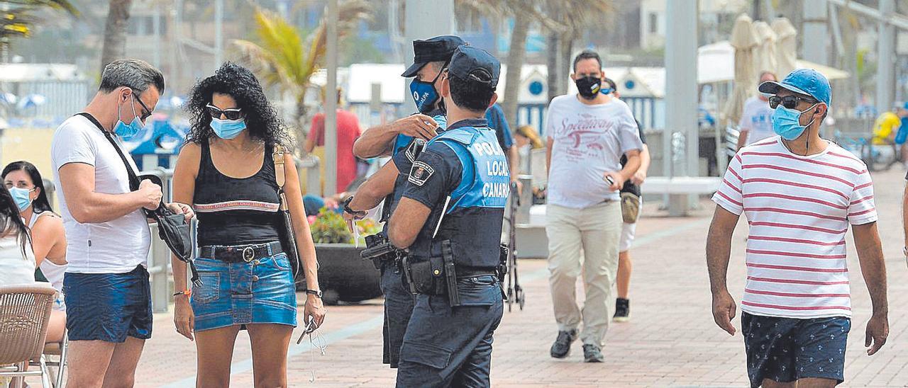 La Policía Local vigila el cumplimiento de las medidas en el paseo de Las Canteras de la capital grancanaria.
