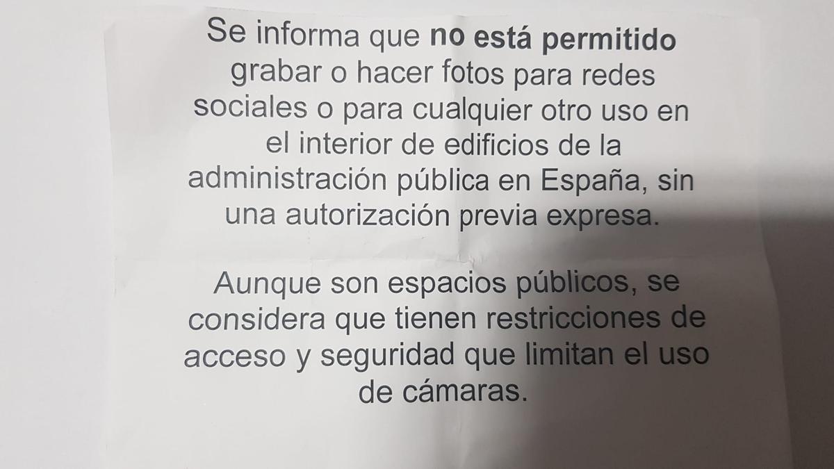 Cartel que imponía la restricción de hacer fotos en edificios públicos, que luego se retiró de la Canyada.