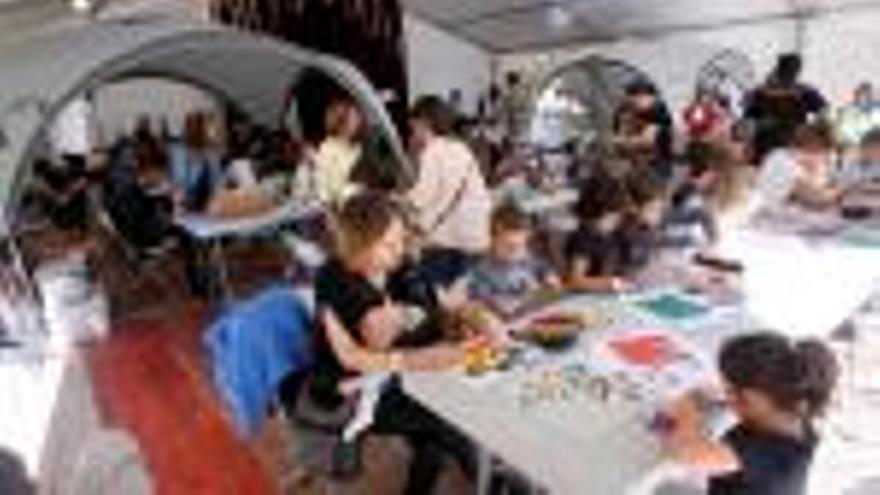 Familiar Activitats infantils i manualitats a la plaça Salvador Espriu