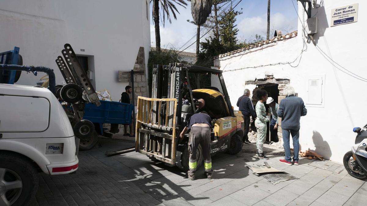 Galería de imágenes del toro mecánico siniestrado contra una casa en Ibiza