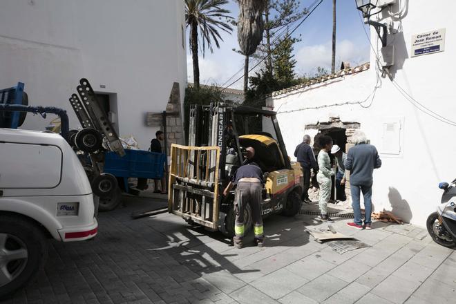 Galería de imágenes del toro mecánico siniestrado contra una casa en Ibiza.