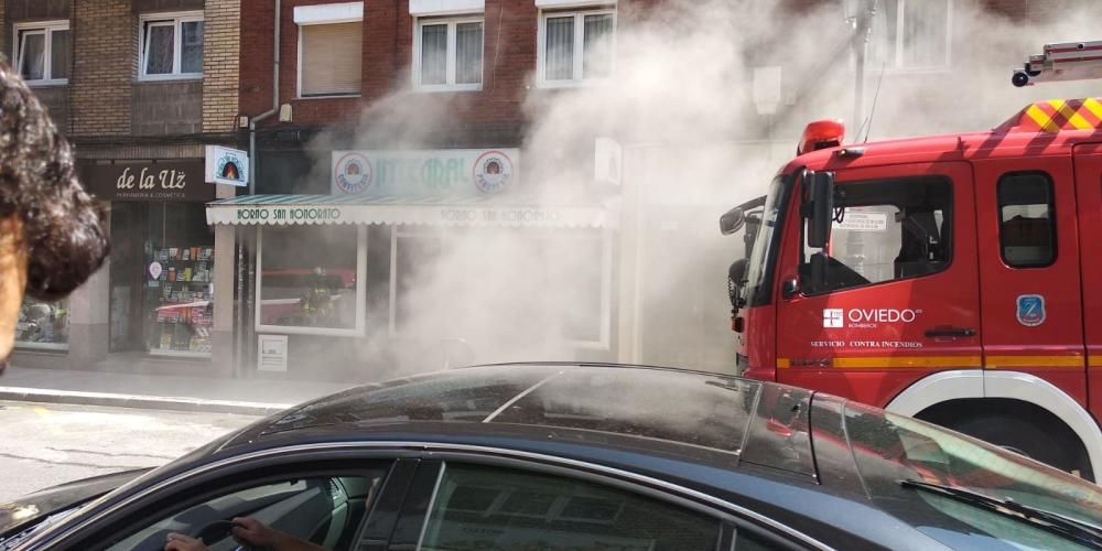 Desalojado un edificio en la avenida del Cristo por un incendio en una panadería