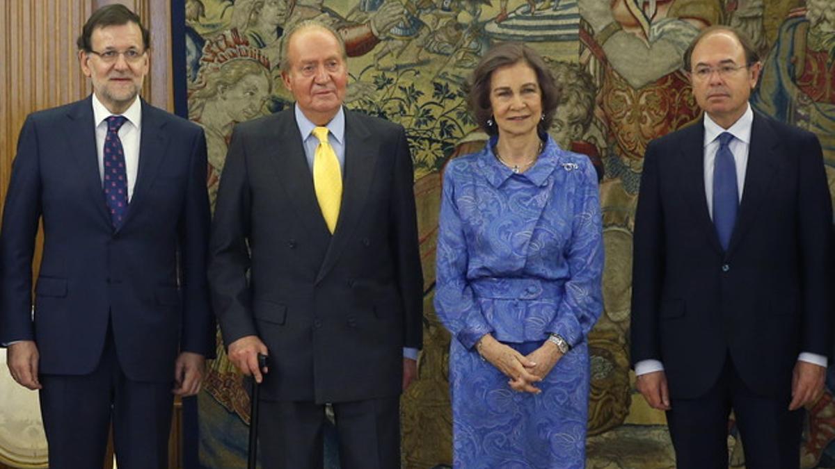 Los Reyes, Juan Carlos y Sofía, junto a Mariano Rajoy y Pío García Escudero, en un almuerzo en Zarzuela, ayer.
