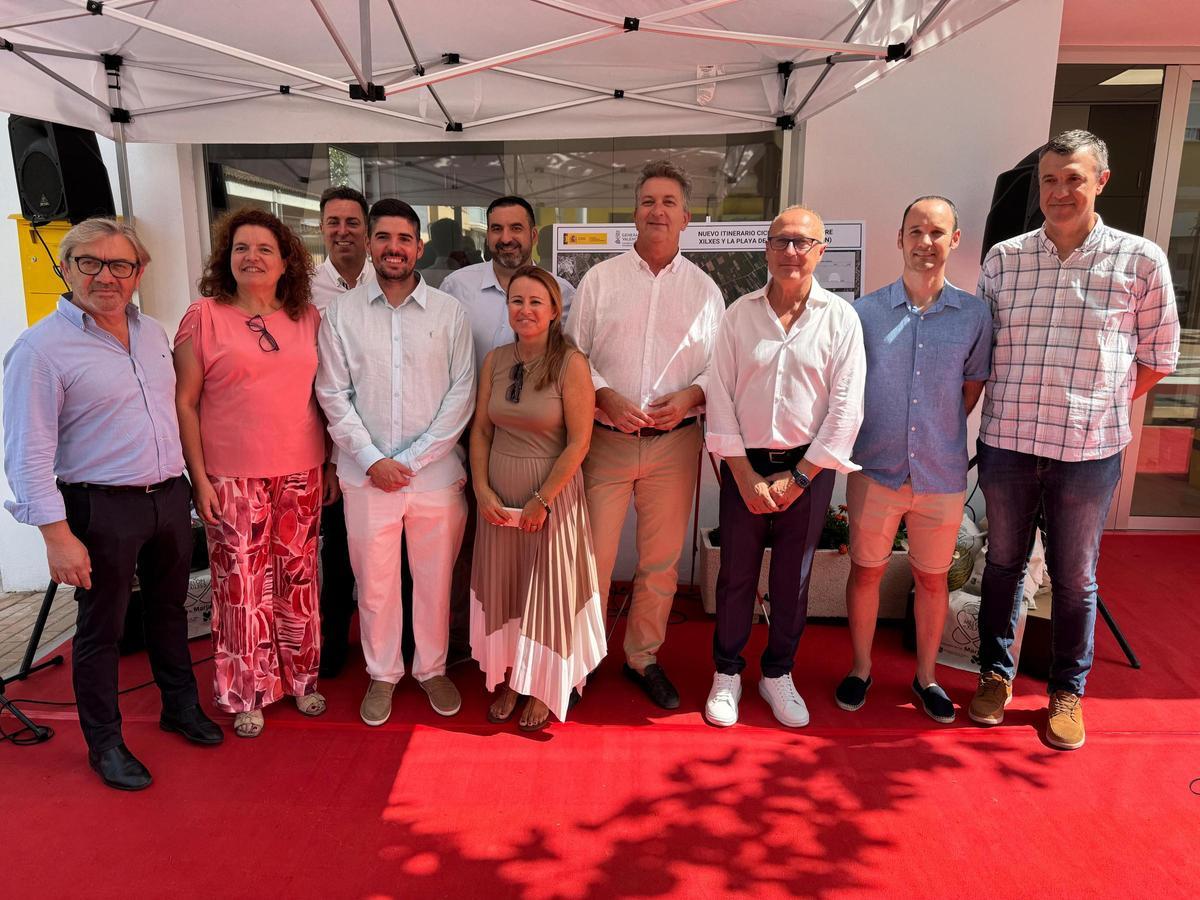 El conseller Martínez Mus presidió el acto de presentación del nuevo carril bici que unirá el casco urbano de Xilxes con su playa, en un proyecto que contempla una inversión que ascenderá a 2,1 millones de euros.