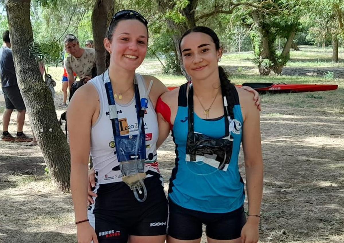 Marina Giralda con su compañera Carmen Sánchez (CP Jerte). | LOZ