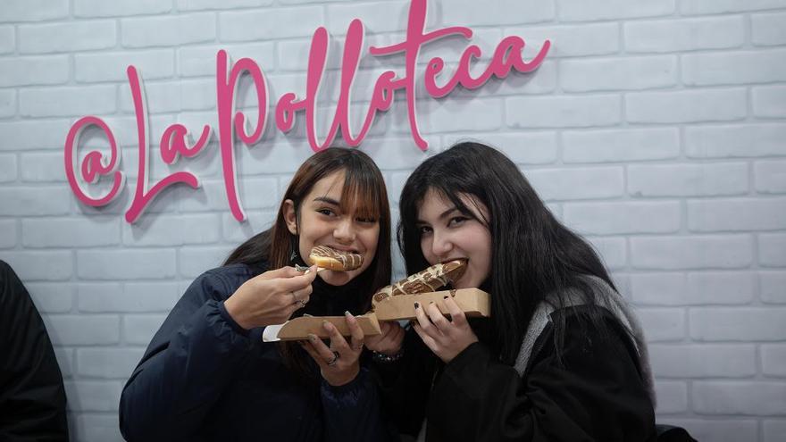 Largas colas en la inauguración de La Polloteca de Cartagena