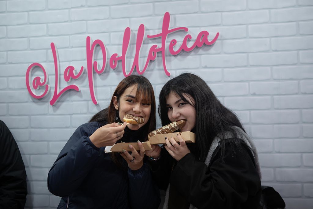 Largas colas en la inauguración de La Polloteca de Cartagena