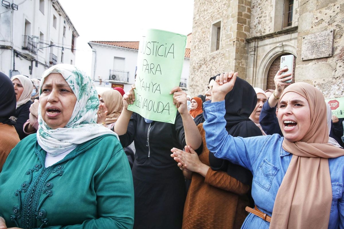 Mujeres de la comunidad, apoyando a su líder.
