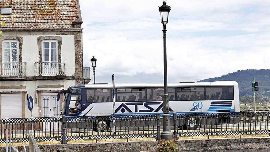 Un autobús de la empresa ATSA, ayer, en el puente de A Ramallosa.