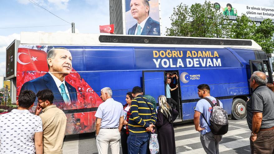 Erdogan y su rival compiten por los indecisos en la víspera de la segunda vuelta electoral en Turquía