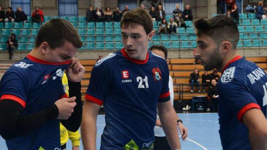 Filip Vujovic, en el centro con el dorsal 21, en el partido del domingo en O Gatañal. // Gonzalo Núñez