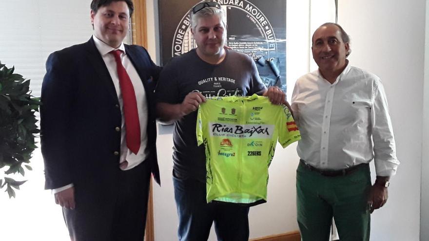 El presidente y el director deportivo del Club Ciclista Rías Baixas en el Bufete Gándara Moure. // FdV