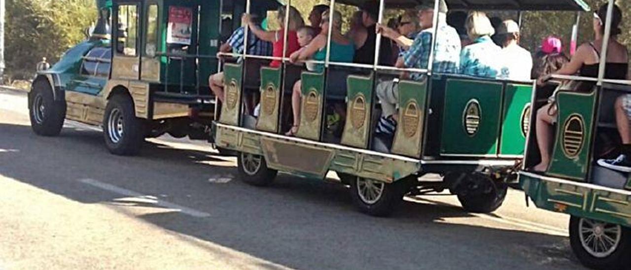 El polémico tren turístico de Porto Cristo, saliendo de la zona.