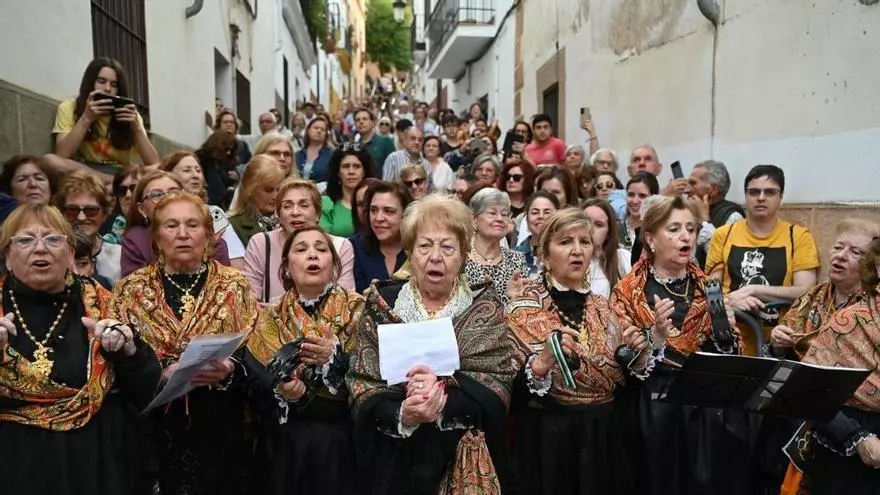 Vídeo | Le cantan a la Virgen de la Montaña
