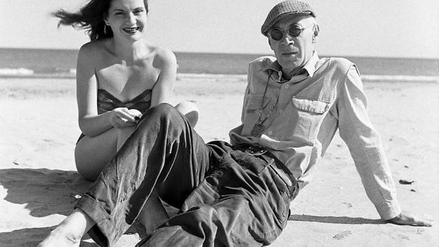 Henry MIller junto a su cuarta esposa, Eve McClure, durante una visita por España.