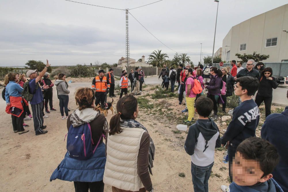 Voluntarios de Protección Civil ayer en el operativo de búsqueda en Los Montesinos