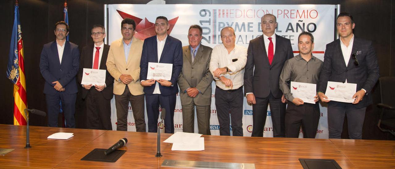 Los premiados, representantes de los patrocinadores y, en el centro, Juan Riera.