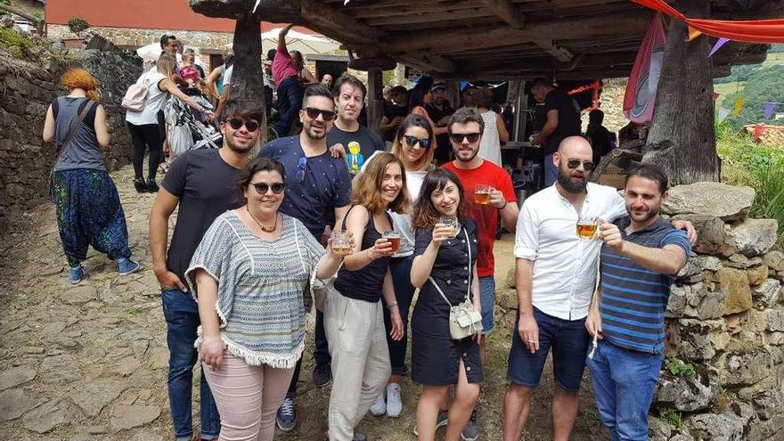 Asistentes al Festival de la Cerveza Artesanal, ayer, en Tolivia.