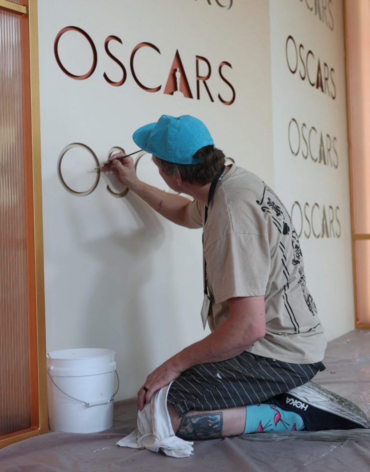 Un trabajador ultima los preparativos en el Dolby Theatre de Los Ángeles. | ANGELA WEISS / AFP