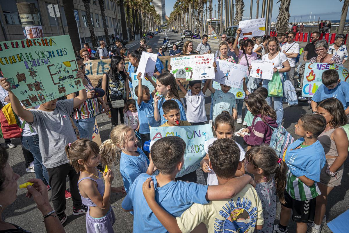 Familias del colegio Alexandre Galí de Barcelona se manifiestan para reivindicar la climatización de la escuela.