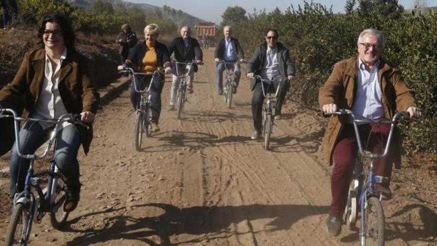 Algunas de las autoridades que ayer participaron en la presentación en un recorrido en bicicleta por un tramo de la vía verde.