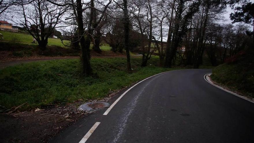 La carretera a San Cristóbal, reparada y con la señalización horizontal pintada.