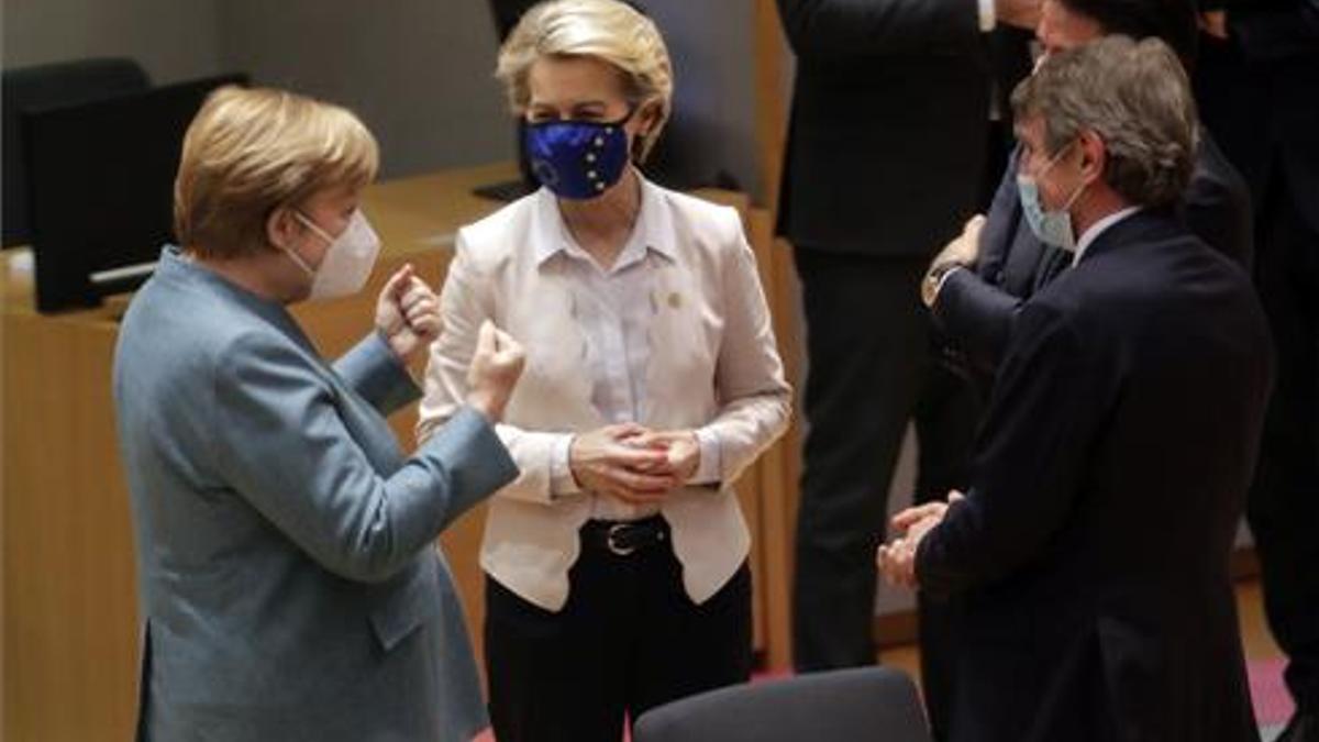 Ursula Von der Leyen y Angela Merkel con otros dirigente europeos durante una cumbre sobre el covid-19.