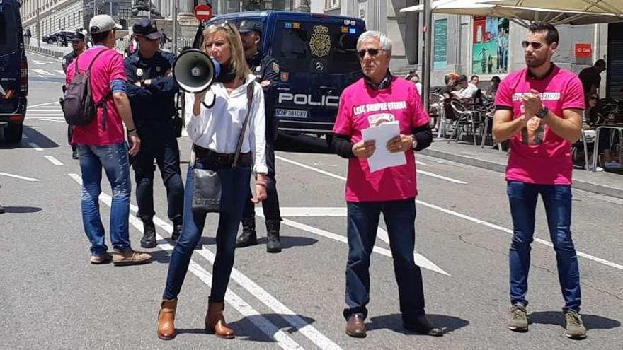 Santiago y David, tío y pareja de Leticia, en una manifestación en Madrid junto a la madre de Diana Quer.