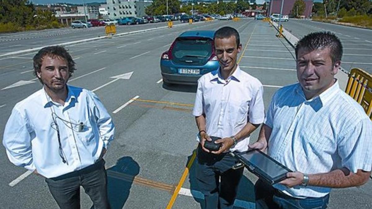 Mischa Dohler (del CTTC); Ignasi Vilajosana (World Sensign), con el sensor que se entierra, y José López Vicario (UAB), con el navegador, ayer.