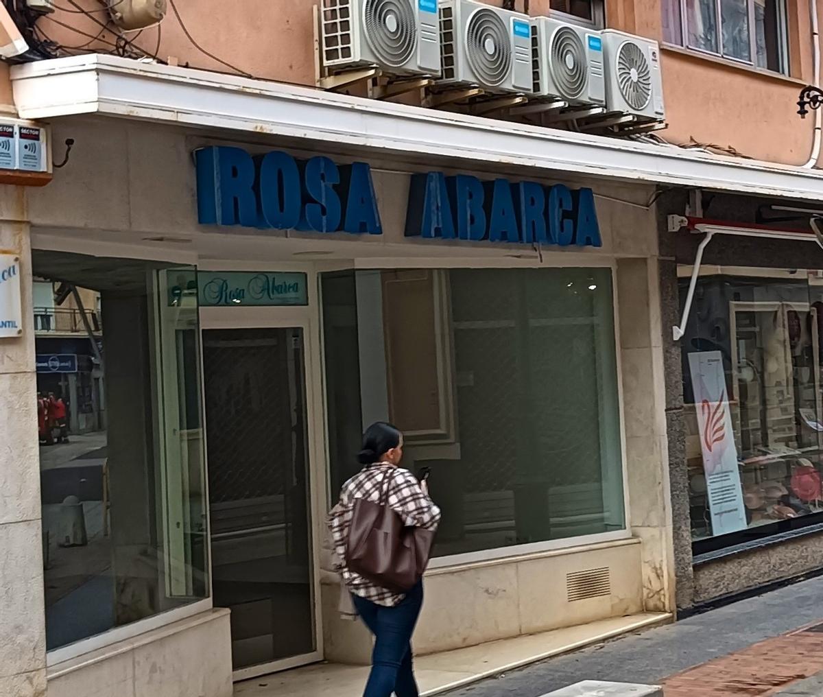 Aparatos colgados de una fachada del centro histórico de Gandia.